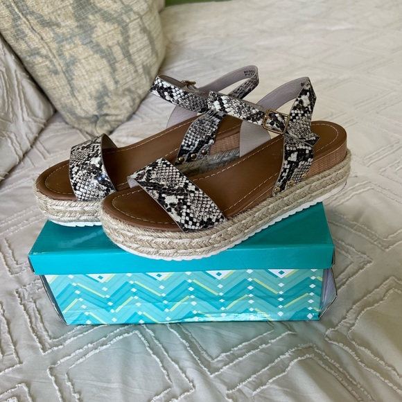 Python print platform sandals - Picture 2 of 3